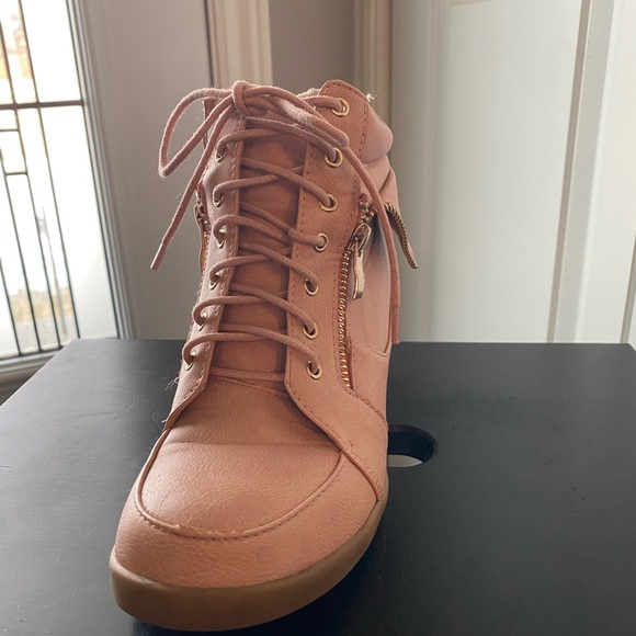 Top Moda - size 5 1/2 - hidden heel lace up sneaker - synthetic upper - Picture 6 of 16